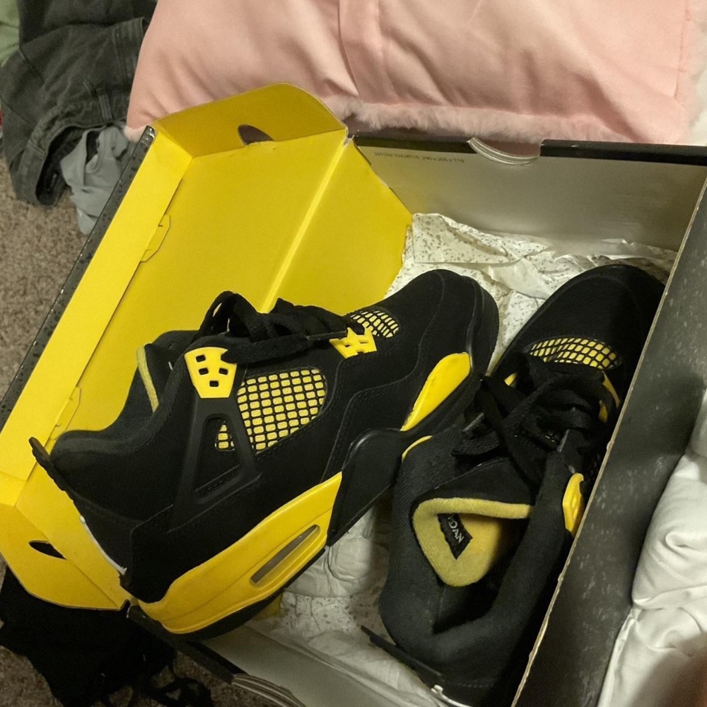 Jordan 4 thunders